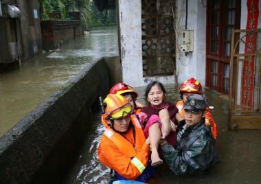 暴雨中的正能量!寻找雨中最美身影-最新国内资