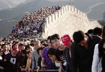 10月3日，八达岭长城日接待游客8.1万人次。图/CFP 