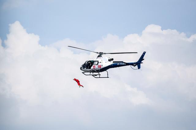 株洲方特低空跳伞挑战 跳伞女皇再创300米低空