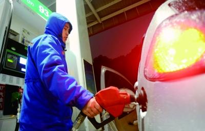 今日零时起油价下调 成品油消费税同步提高