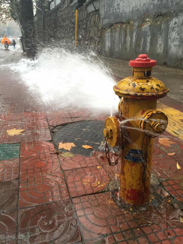 长沙一消防栓发生爆裂 百米路面变小溪