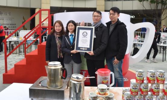 菲仕兰黑白淡奶组织100位奶茶师傅创丝袜奶茶世界新纪录