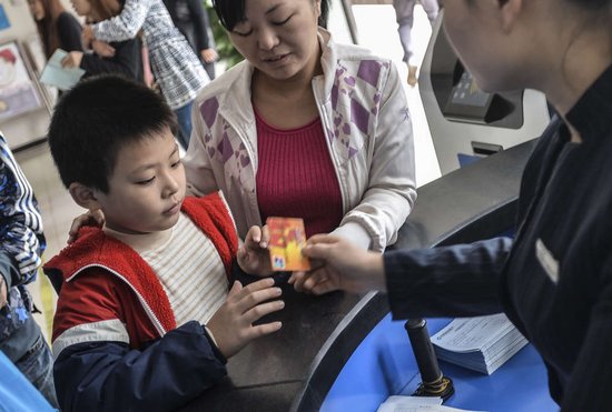 长沙8岁男孩拾到银行卡 苦寻失主洗澡时仍叹气