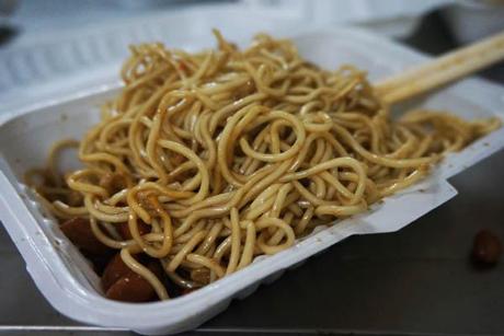 酷热不想开火做饭 吃完凉面填饱肚子