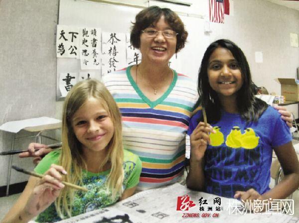 株洲 书画阿姨 英文盲 却到美国教了700多个学