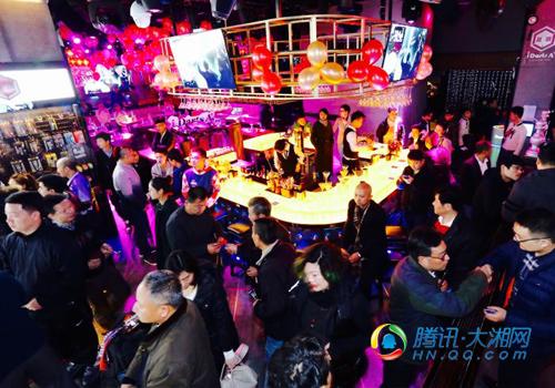 长沙首家飞镖主题清吧开业 国际顶级镖手展现