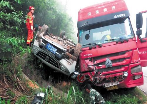 小车司机车祸受伤被困车内 消防战士精细破拆救人