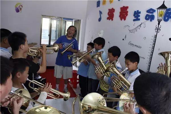省城音乐家下乡 把一所农村初中教成了湖南第