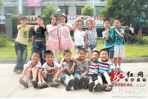 长沙县金鹰小学新学期迎7对双胞胎 老师难分辨
