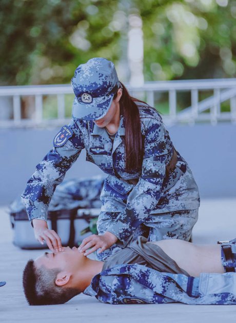 在《真正男子汉》最新的一期节目中,沈梦辰主动自荐,与新战友蔡俊杰