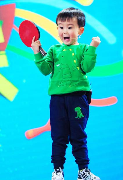 四岁萌娃心怀乒乓冠军梦 挥拍动作似迷你版科