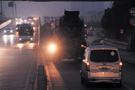 调查:长沙市区夜间会车百辆 仅3辆主动变灯