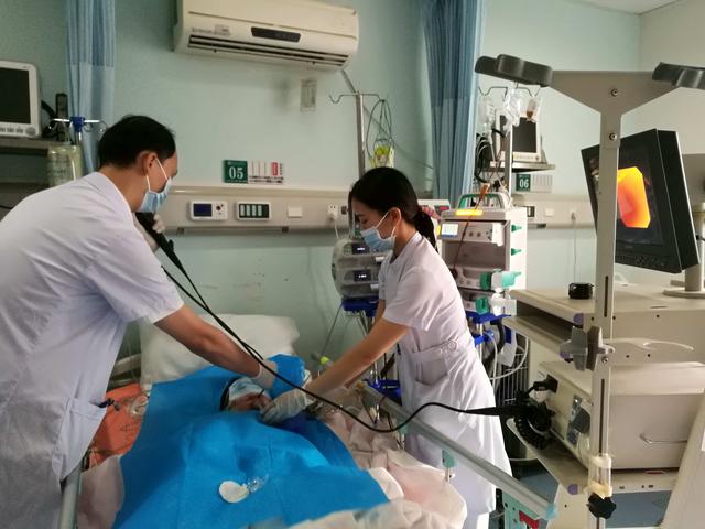 呼吸重症团队为小杨施行床旁高风险支气管镜检查