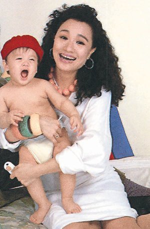 周汤豪24年前旧照曝光 半裸裹尿布显可爱_大湘网_腾讯网