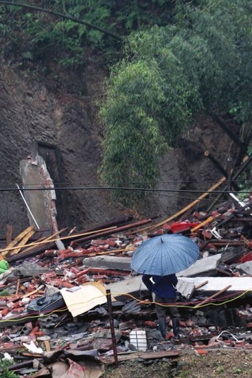 益阳发生山体滑坡压垮房子 一家四口被埋2死2