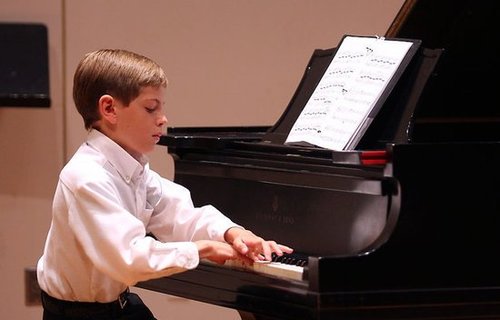 5岁前孩子练习钢琴 易造成手指缺陷