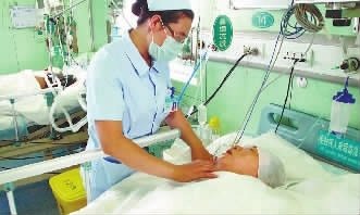 女版药家鑫撞人后裸身涉嫌阻挠故意杀人揉痒胸女生图片
