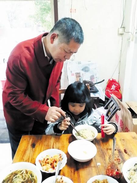 长沙下岗夫妇为谢街坊相助 开粉店请老人免费吃