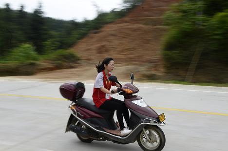 岳阳平江县90后美女乡村信贷员:每天工作18小