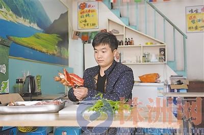 ▲吴兆杰在自己的店里准备当天生意所需的食材 记者 谢慧 摄
