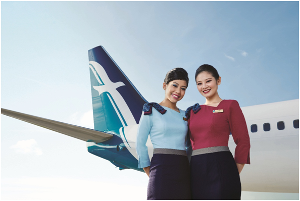 新加坡胜安航空公司更换新制服 展空乘风采