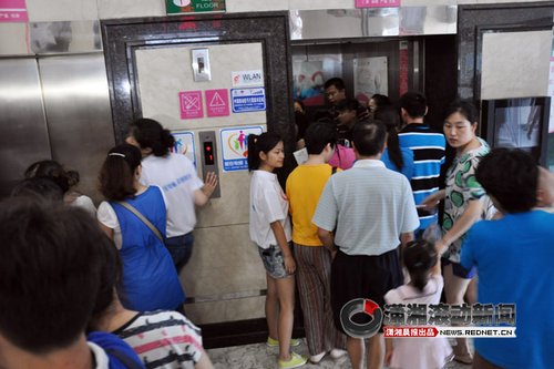 医院电梯人满为患 多单位倡议为病患腾出空间