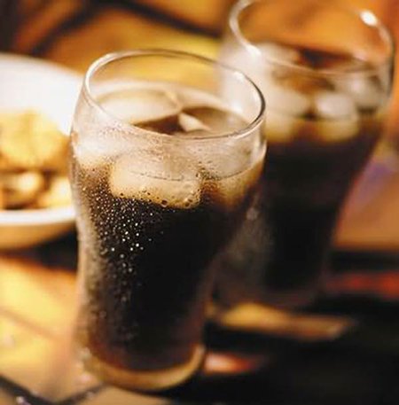 长沙中小学生爱喝碳酸饮料 校内禁卖多数家长
