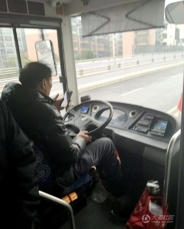 看到太多公交车司机开车玩手机,出口说脏话,这素质何时能提高?