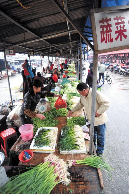 位于开福区的毛家桥水产蔬菜市场将于4月5日关停歇业,图为市民正在该