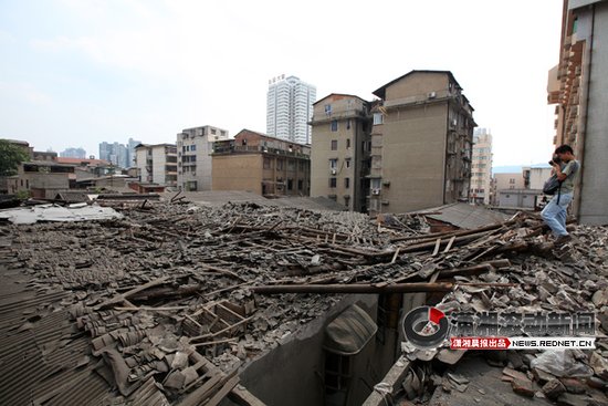 长沙碧湘街2层楼房屋顶突然坍塌 曾被定为危房