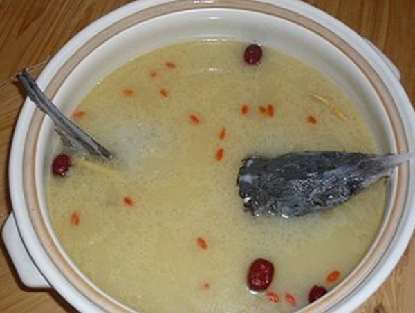 鲟鱼汤做法: (1)原料鲟鱼头尾,脊背骨,葱,姜, (2)制作取锅上火,放油