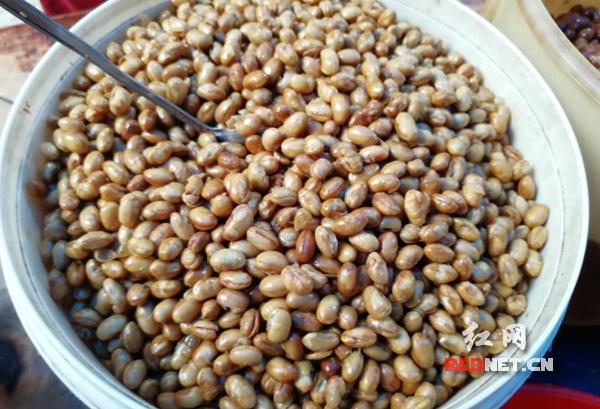 邵阳武冈一店家卖20年凉拌米粉 新鲜材料制成