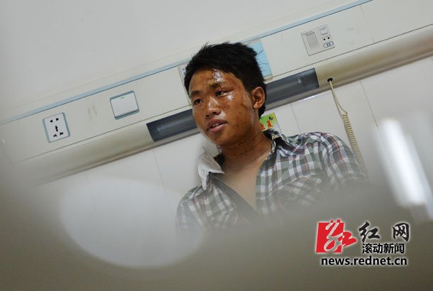 长沙一老人煎猪油起火 热心大学生救火被烧伤