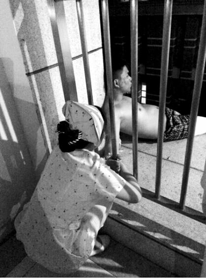 女护士救下欲跳楼患者:拽他40分钟很煎熬但很值