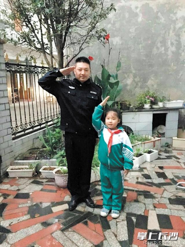 长沙宁乡7岁警娃描写交警爸爸小作文打动网友