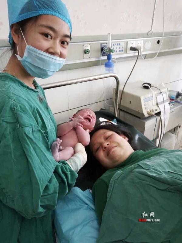 90后护士第一次没回家过年:在医院迎接猴宝宝