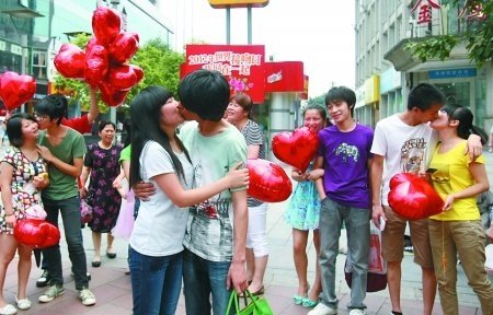 重庆大学生情侣世界接吻日在街头激吻(图)