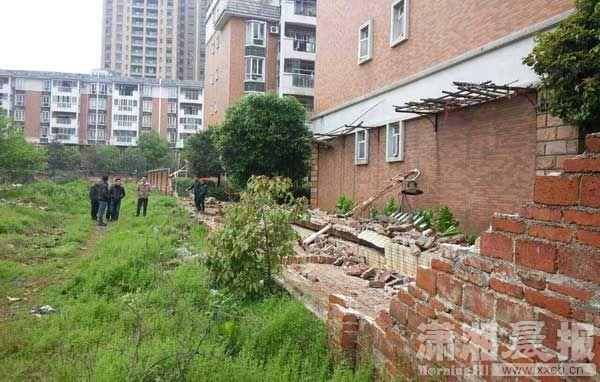 宁乡富豪山庄小区60米长围墙垮塌 无人员伤亡