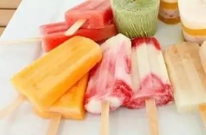 男孩吃冰棍后吐血不止 要让孩子远离的10种零食