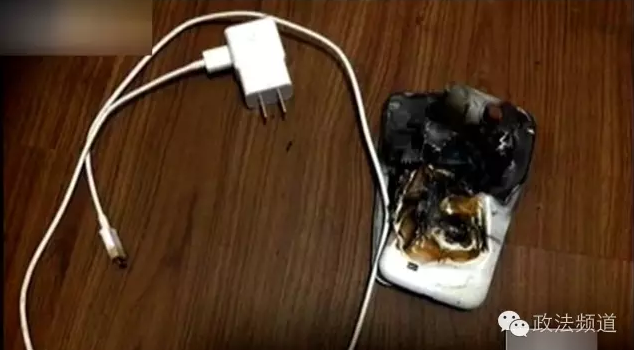 早前,浙江一女子在家给手机充电时,手机突然爆炸起火,并引燃了周围的