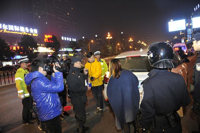 长沙警方投入1000警力设21个卡点展开全面盘