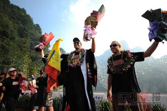 翼装飞行决赛：队员涂维克多喜欢的粉红指甲油