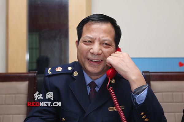 1小时热线忙个不停 工商局长和市民聊新消法