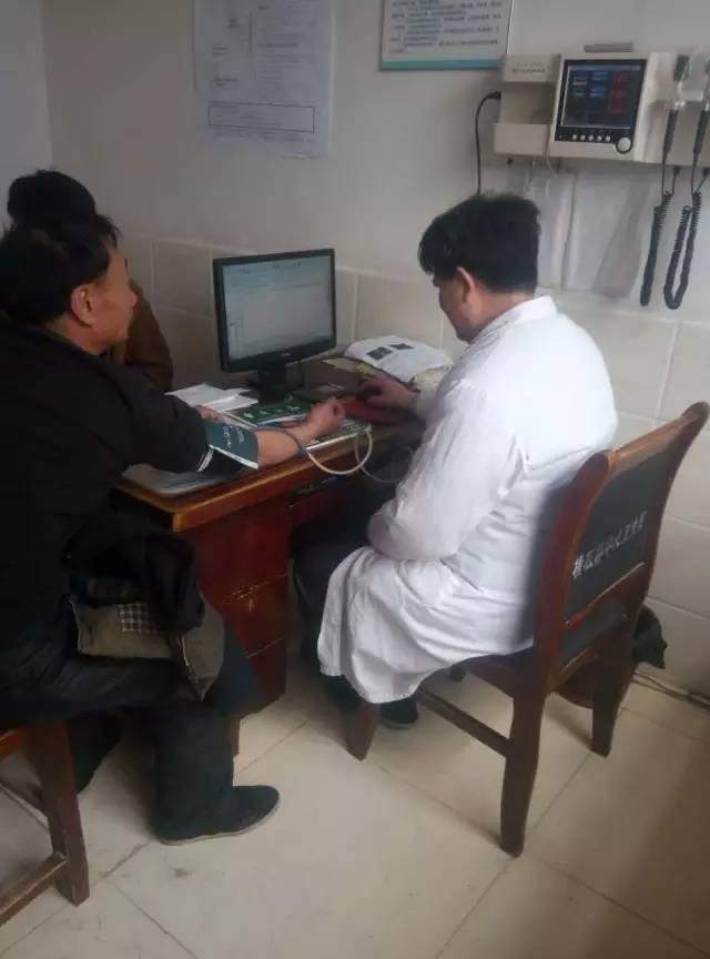 邵阳一名57岁老人考驾照 下车后晕倒在地被送