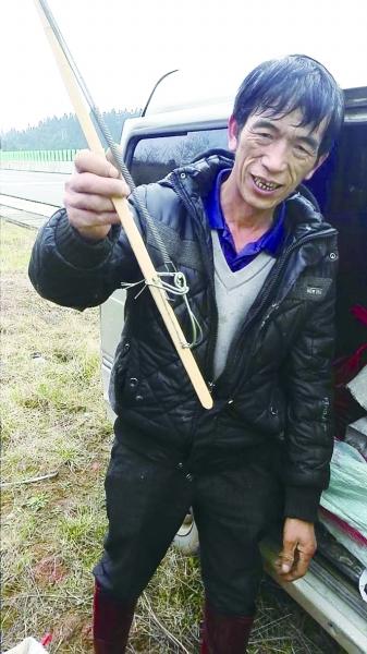 广西男子湖南高速上弃车捕鼠 为元宵添菜肴