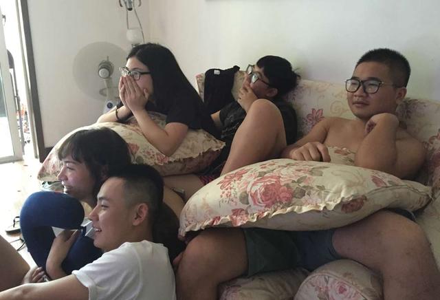 食指派:摄影师镜头下的合租男女