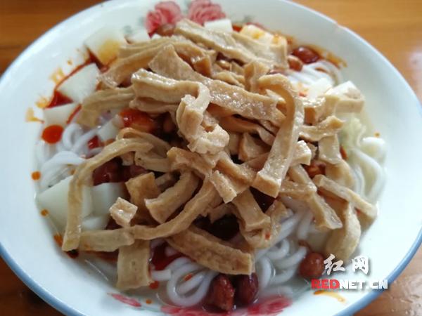 邵阳武冈一店家卖20年凉拌米粉 新鲜材料制成
