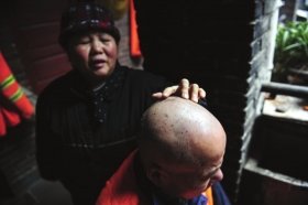 长沙一环卫工睡觉时<em>头发</em>被偷 <em>头上</em>留有小<em>伤口</em>