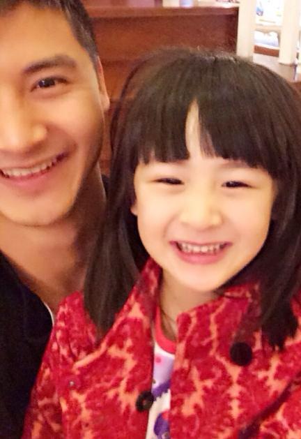 cindy说"我长大要找个你的朋友当男朋友",他纠正道"是想说找个像爸爸