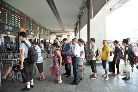 昨日,在长沙火车站进站口,市民正有序地检票进站.